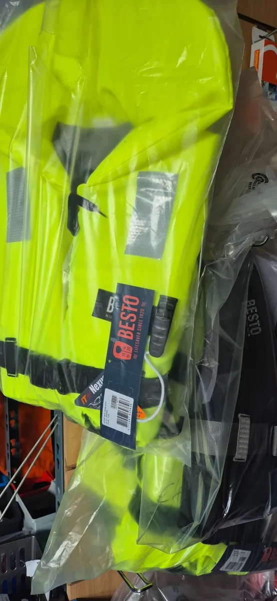 🌞 ☀️ 🌤 life vests from €25 each  💧 🚿 🚰 - Image 2
