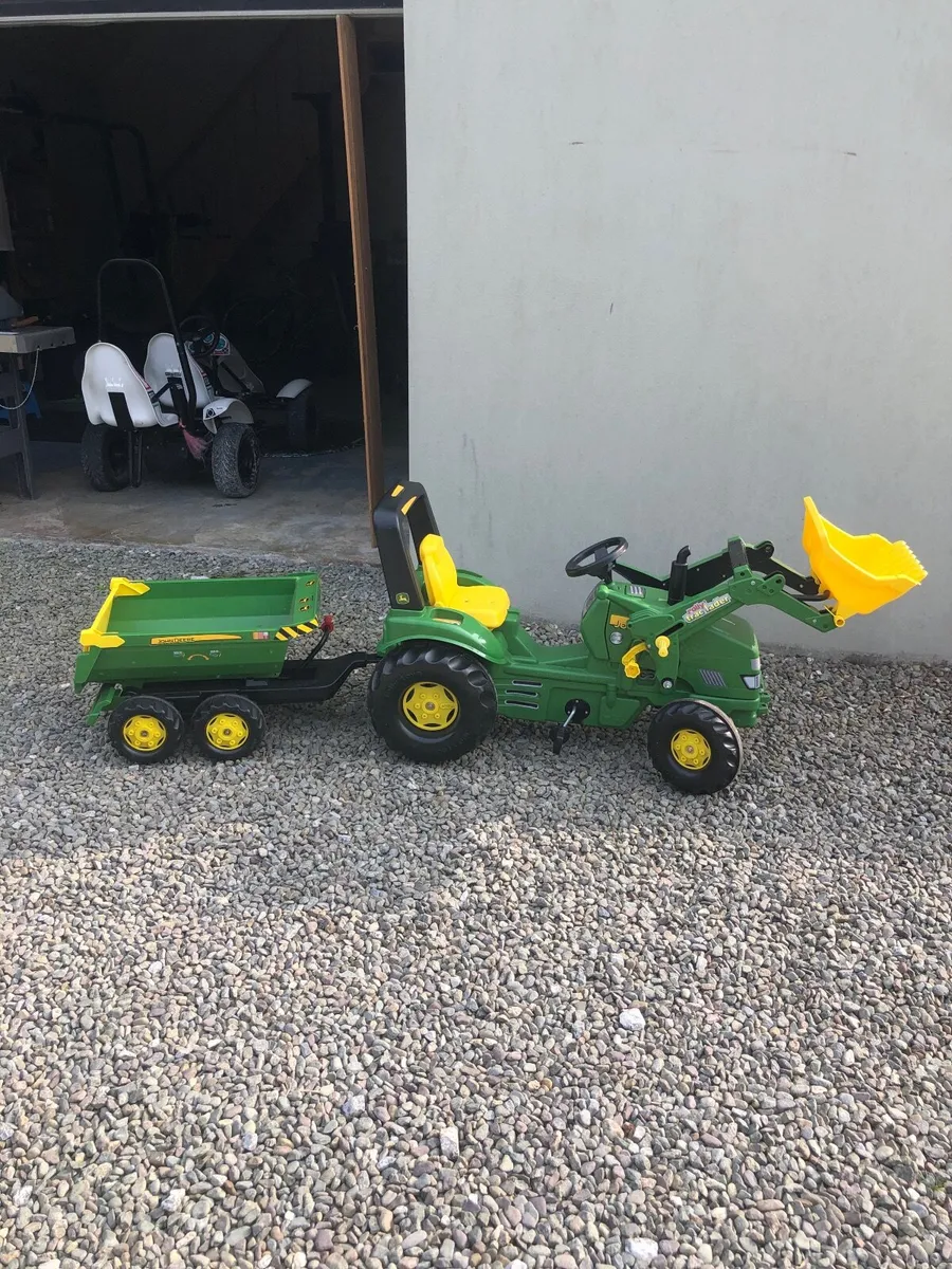 Kids ride on John Deere tractor - Image 1