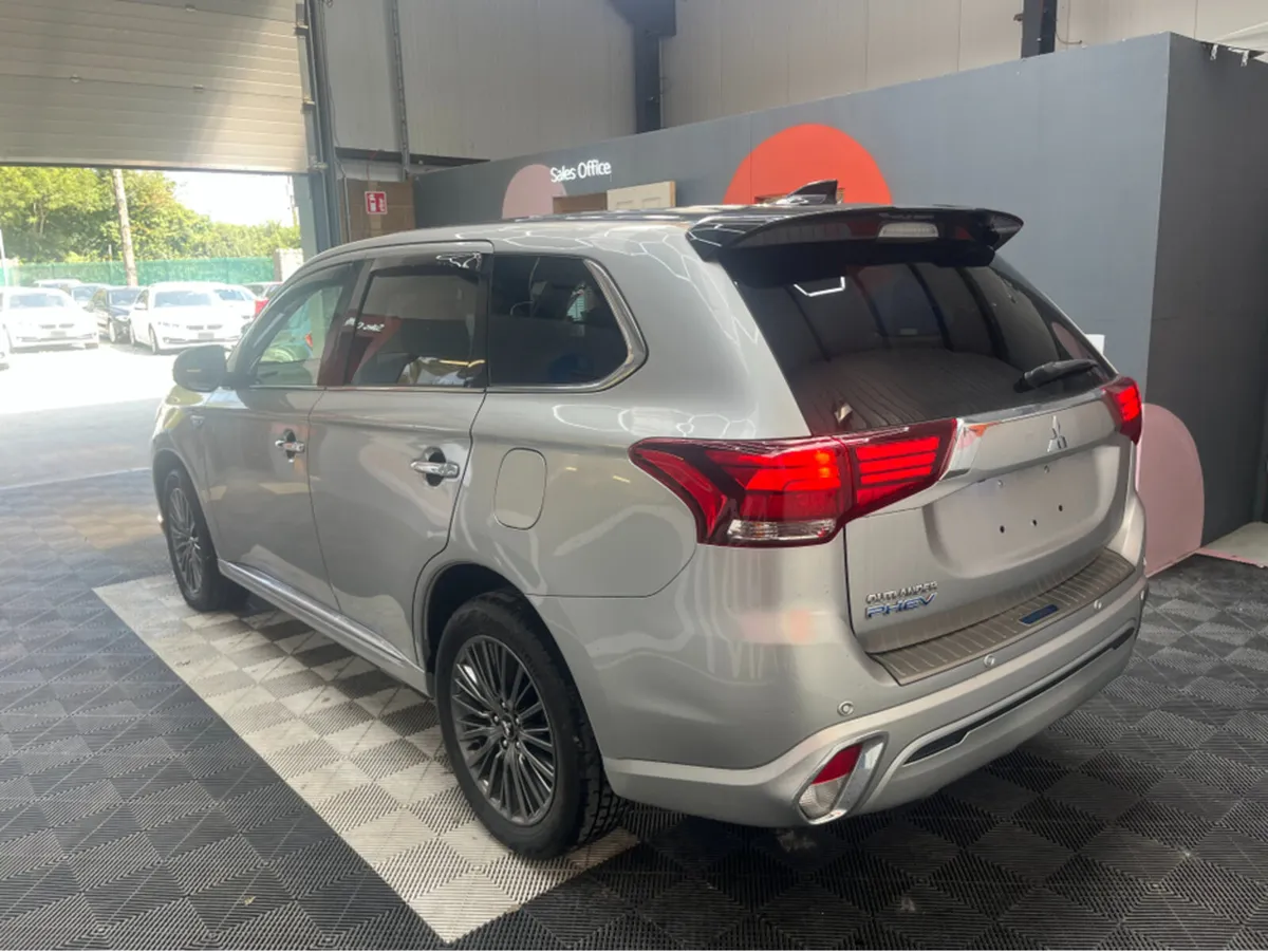Mitsubishi Outlander 2.4 HYBID / 69k KMs / HEATED - Image 4
