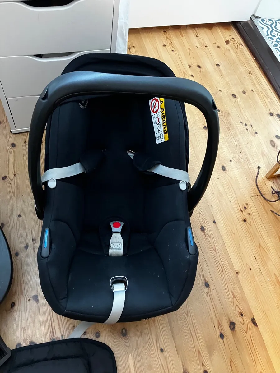 Maxi Cosy baby car seat - Image 1