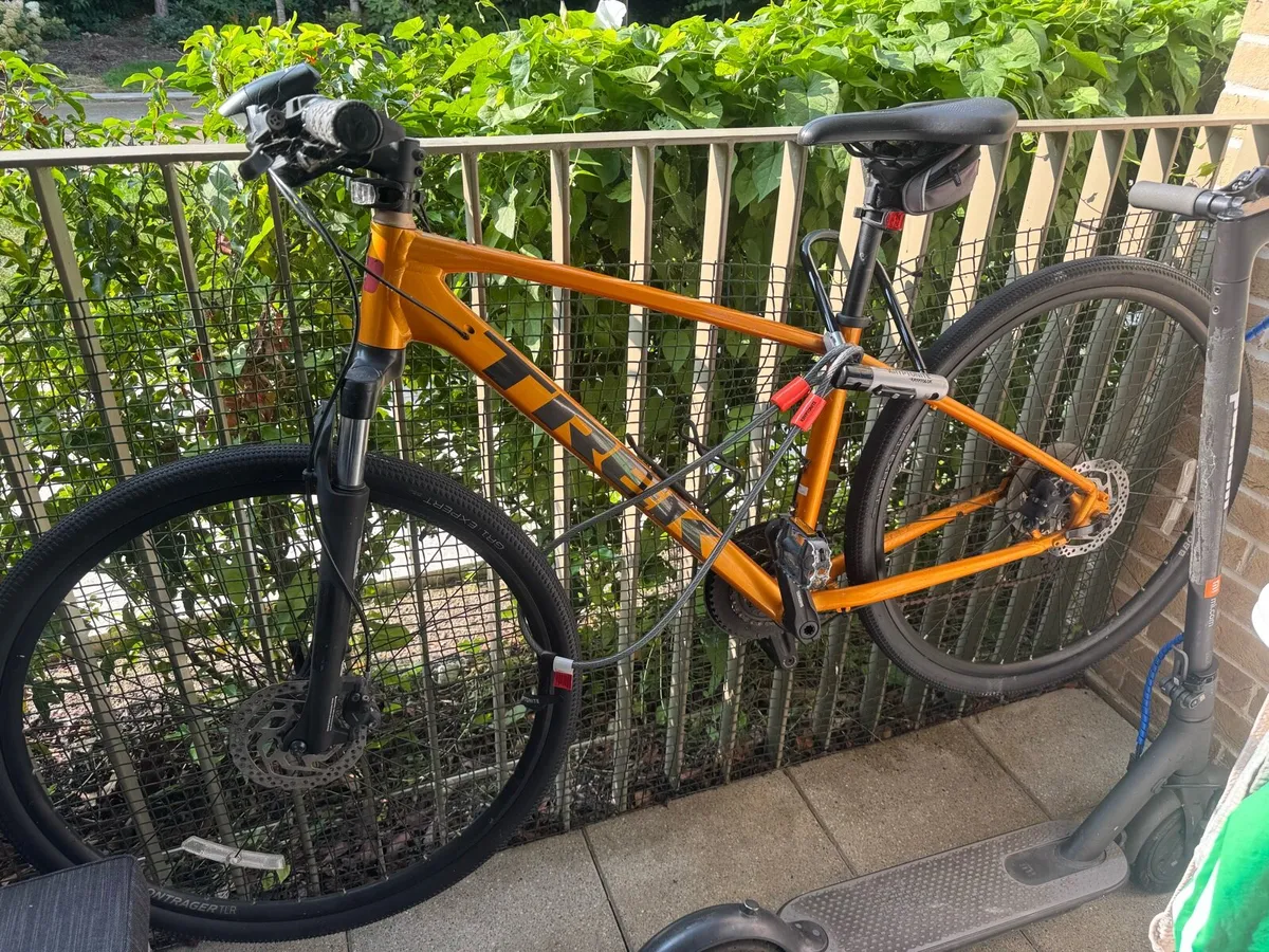 Trek Dual Sport 3 Hybrid Bike