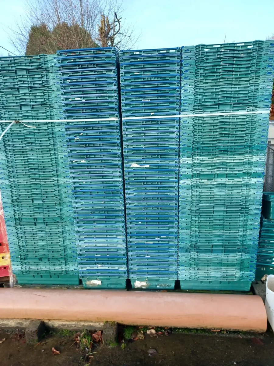 Stackable plastic crates