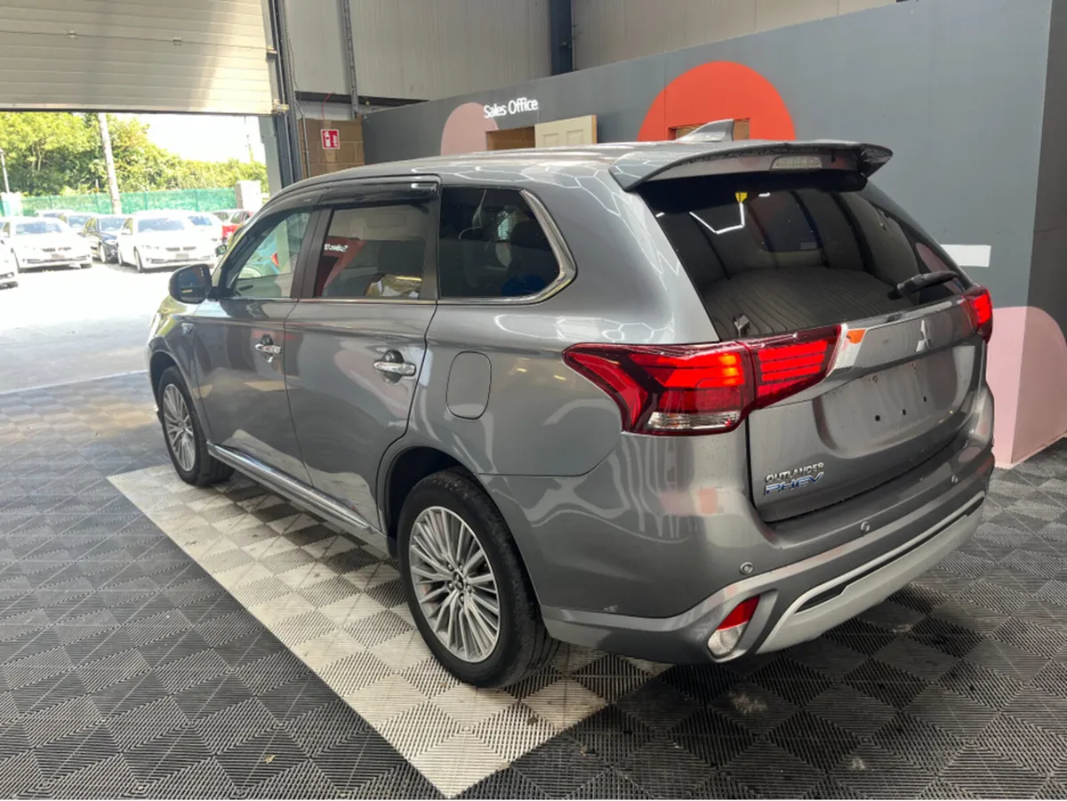 Mitsubishi Outlander 2.4 HYBRID / 59k KMs / HEATED - Image 4