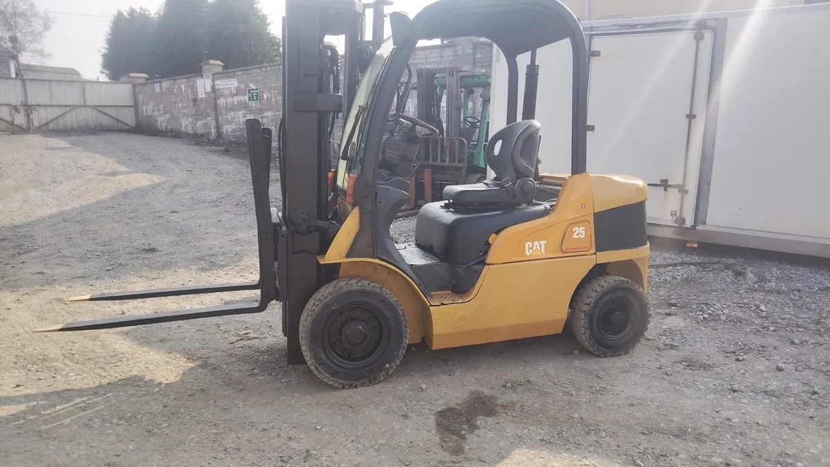 2.5ton cat forklift - Image 1