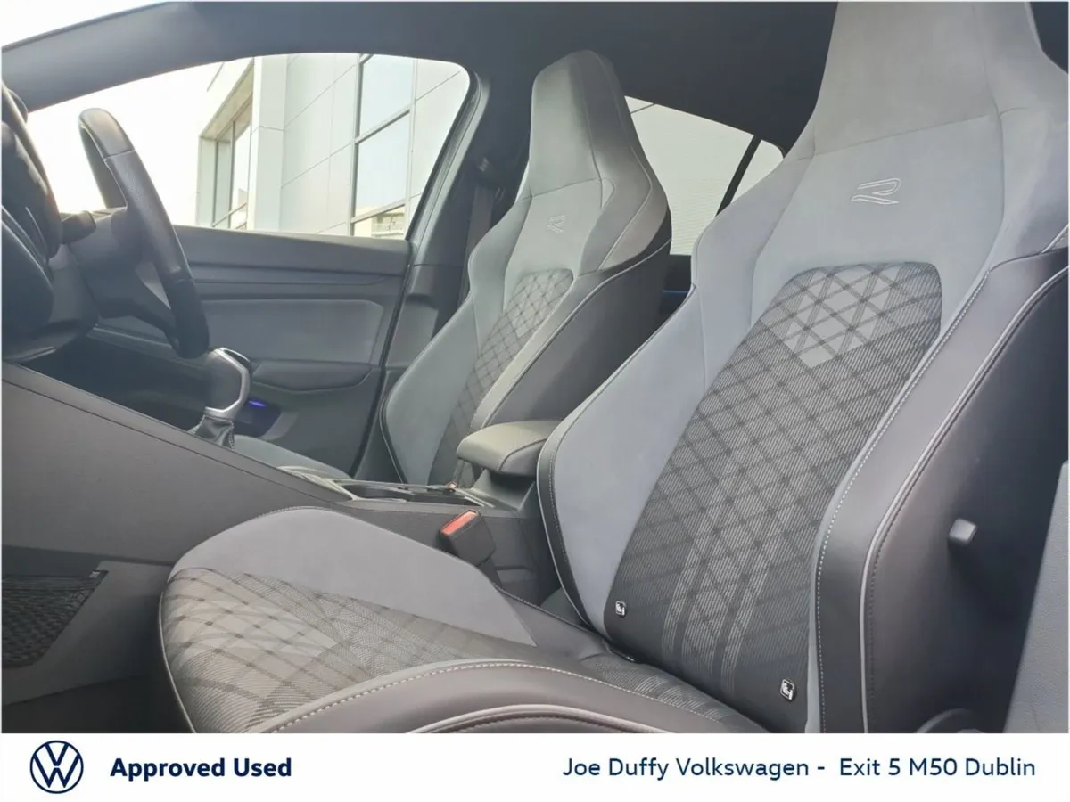 Volkswagen Golf 1.5 TSI 130HP R-line - Image 4