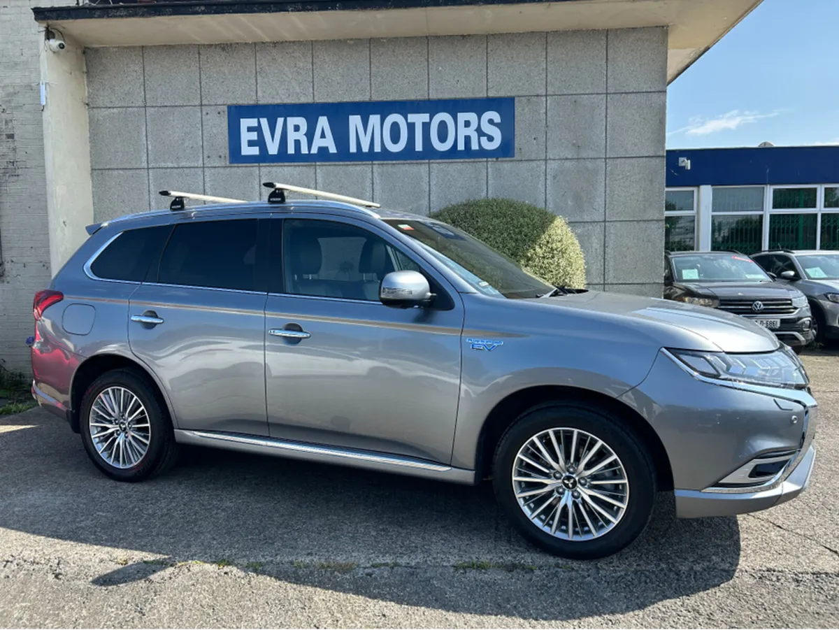 Mitsubishi Outlander 2.4 PETROL PLUG-IN HYBRID IN - Image 3
