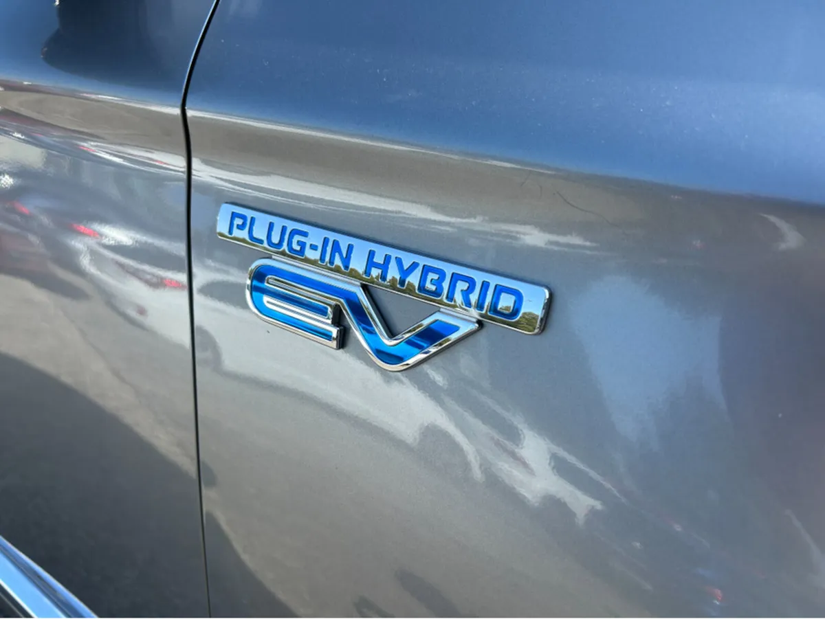 Mitsubishi Outlander 2.4 PETROL PLUG-IN HYBRID IN - Image 4