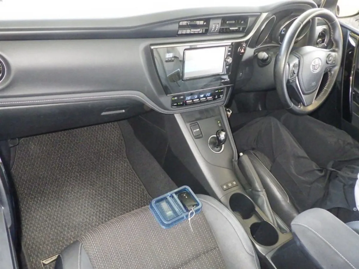 Toyota Auris Toyota Auris 1.8 litre Hybrid 1/2 lea - Image 3