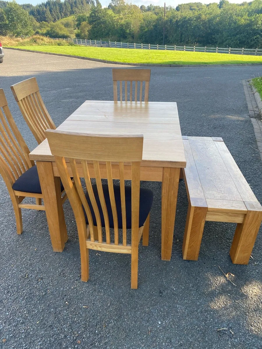Table and chairs - Image 1