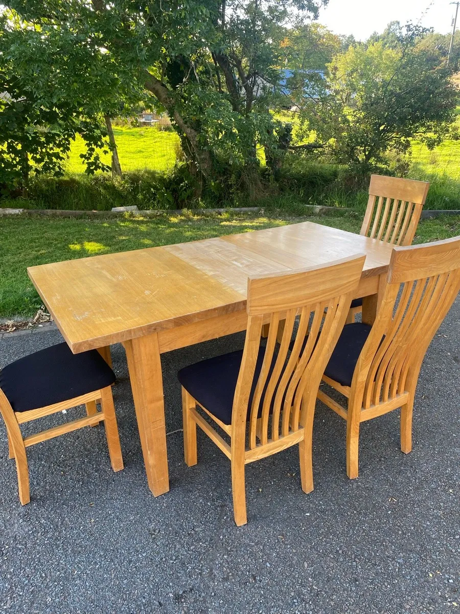 Table and chairs - Image 2