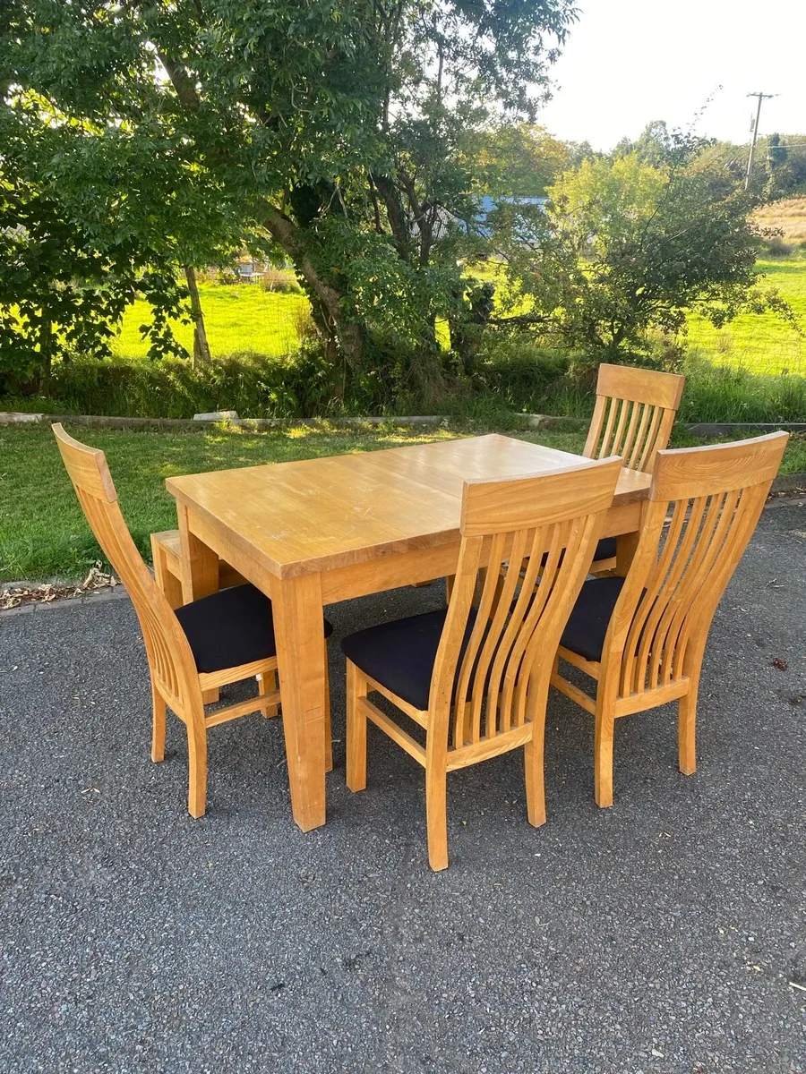 Table and chairs - Image 3