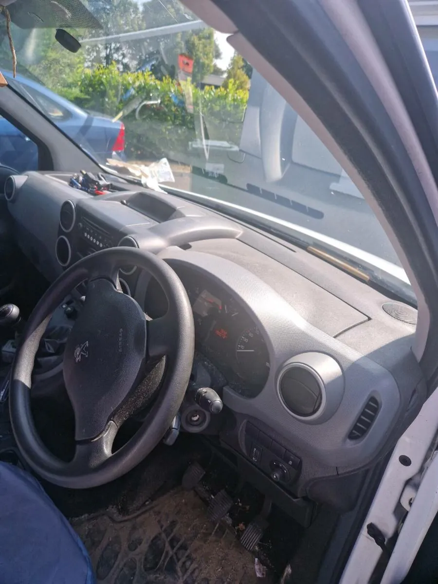 Van - Image 2