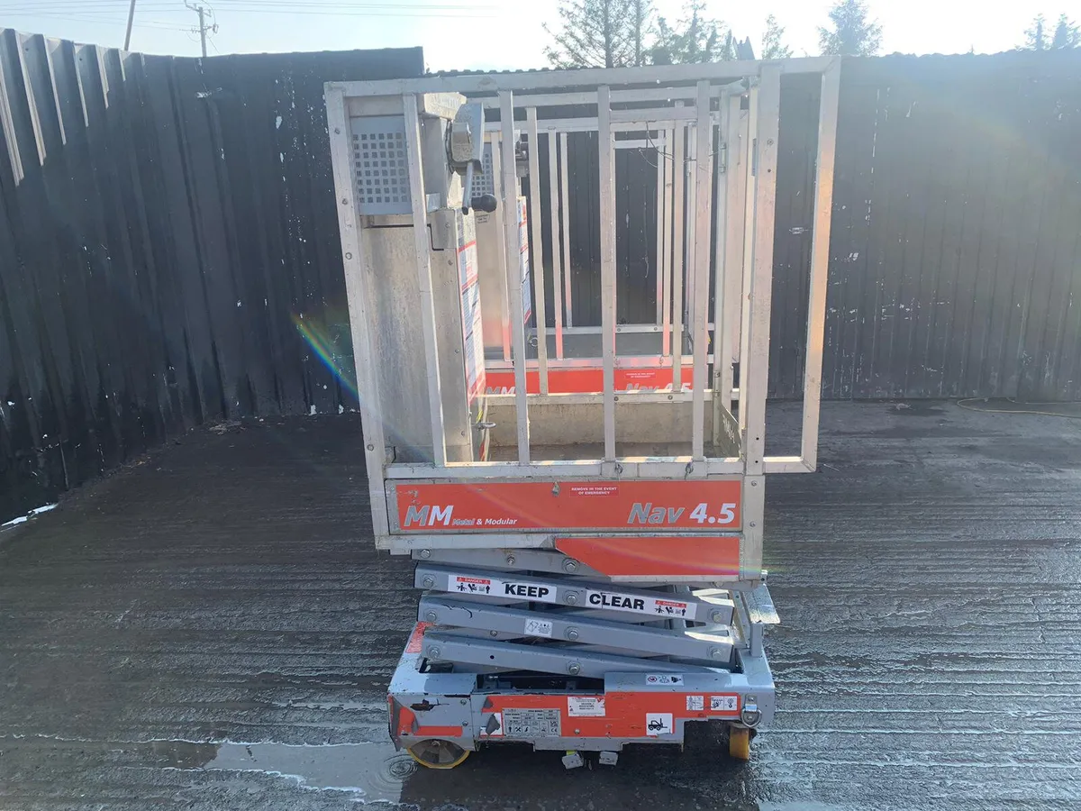 Navigator 4.5M Manual Scissor Lift - Image 3