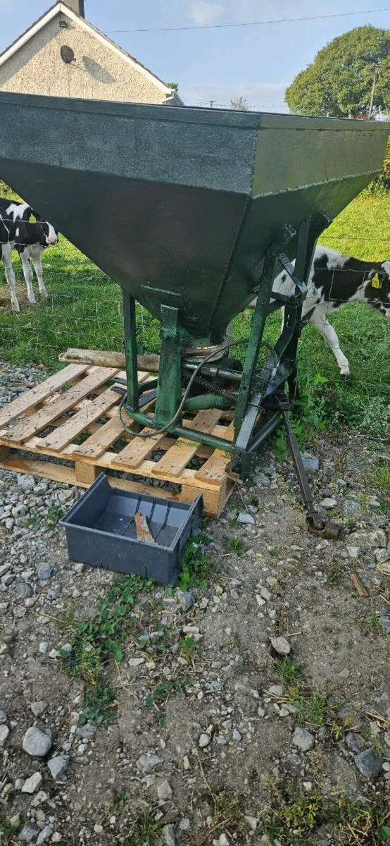 Fertiliser spreader - Image 1