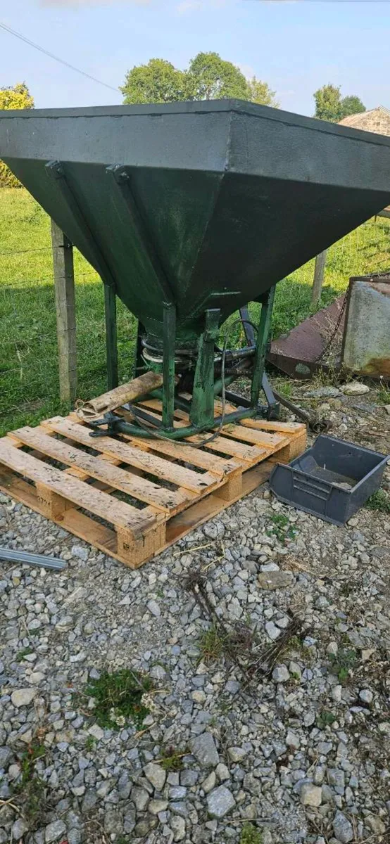 Fertiliser spreader - Image 2