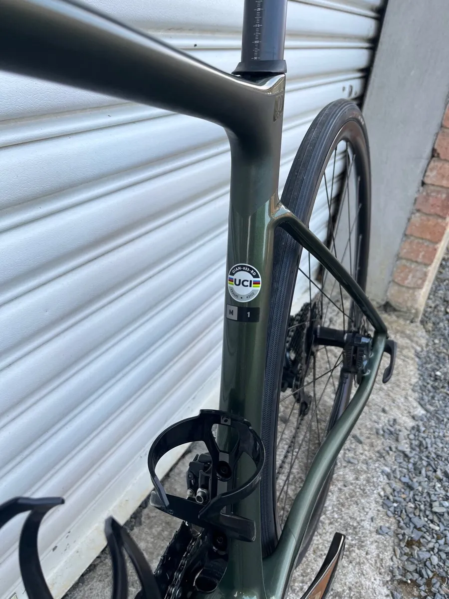 Giant defy road bike like new - Image 2