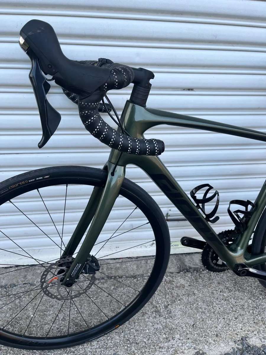 Giant defy road bike like new - Image 3