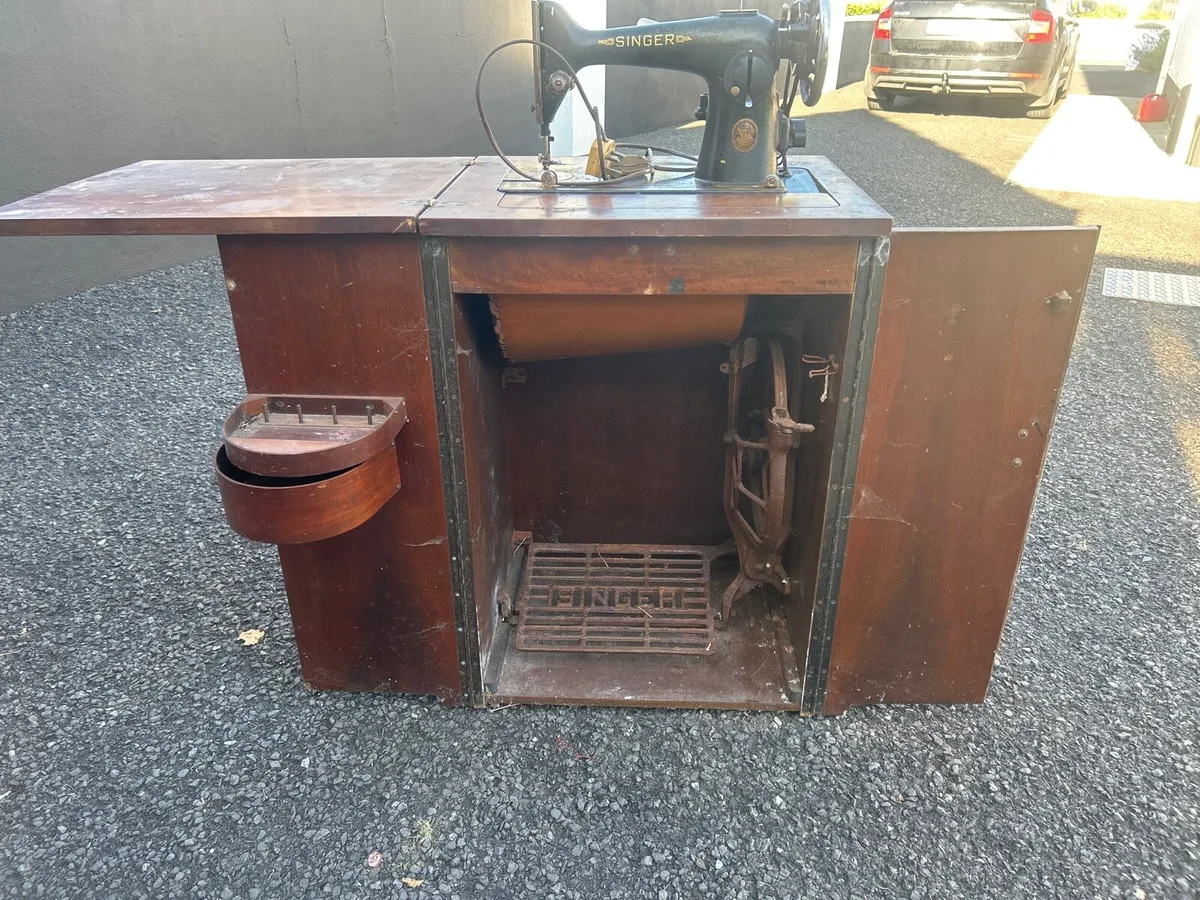 Singer sewing machine - Image 1