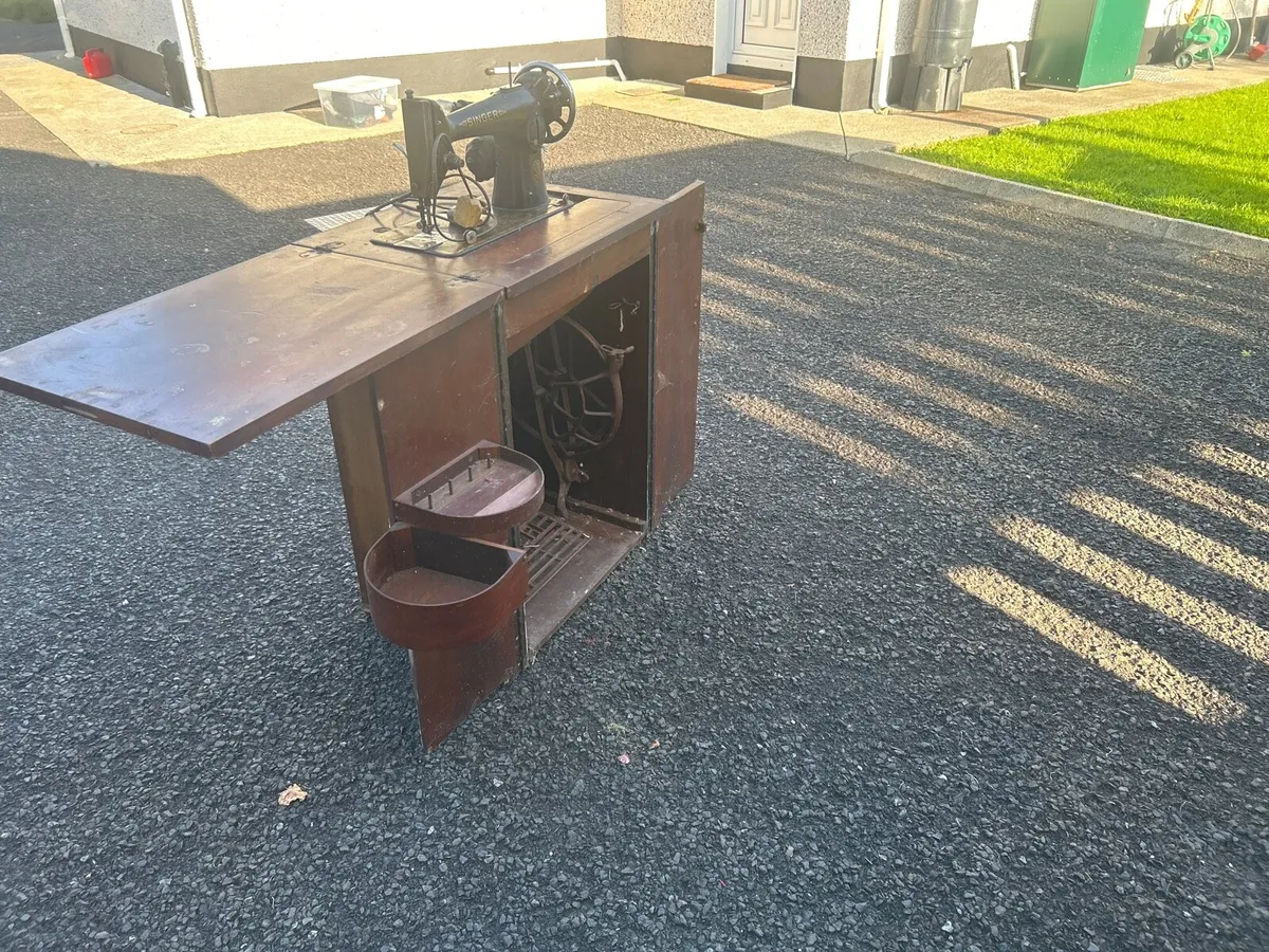 Singer sewing machine - Image 2