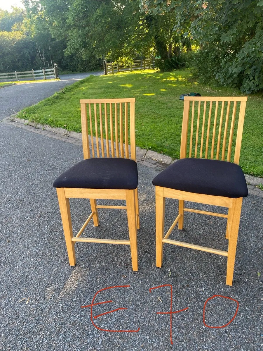Table and chairs - Image 4