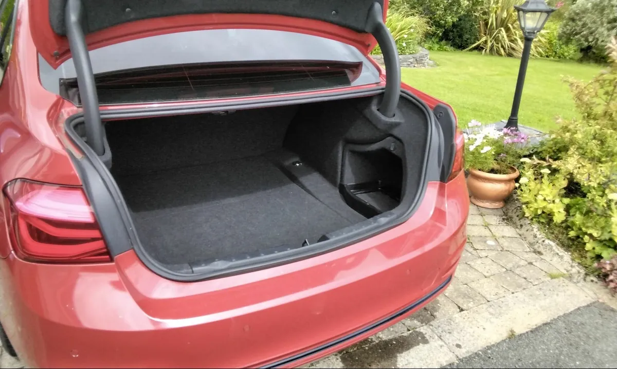 BMW 3-Series 152 D Sports Saloon - Image 3