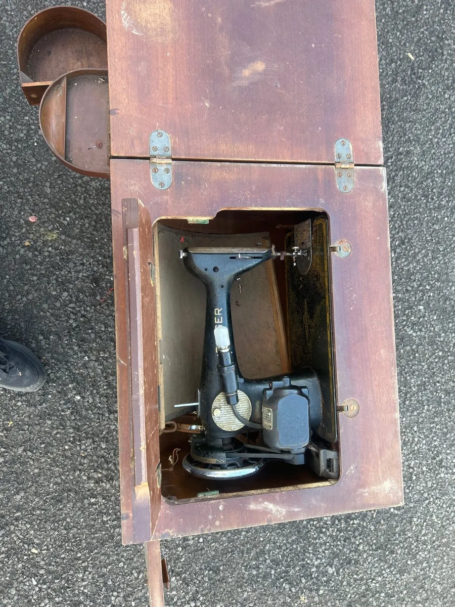 Singer sewing machine - Image 3