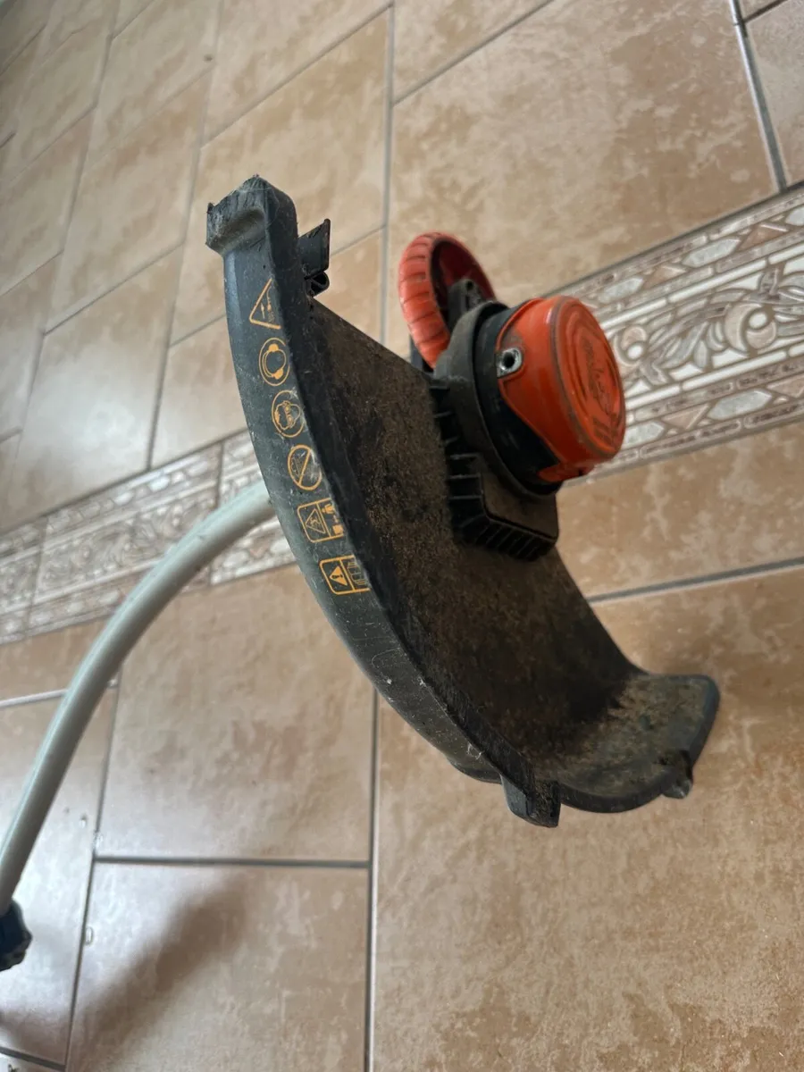 The Black+Decker 550W 30cm Strimmer - Image 2