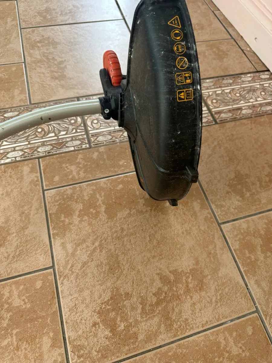 The Black+Decker 550W 30cm Strimmer - Image 3