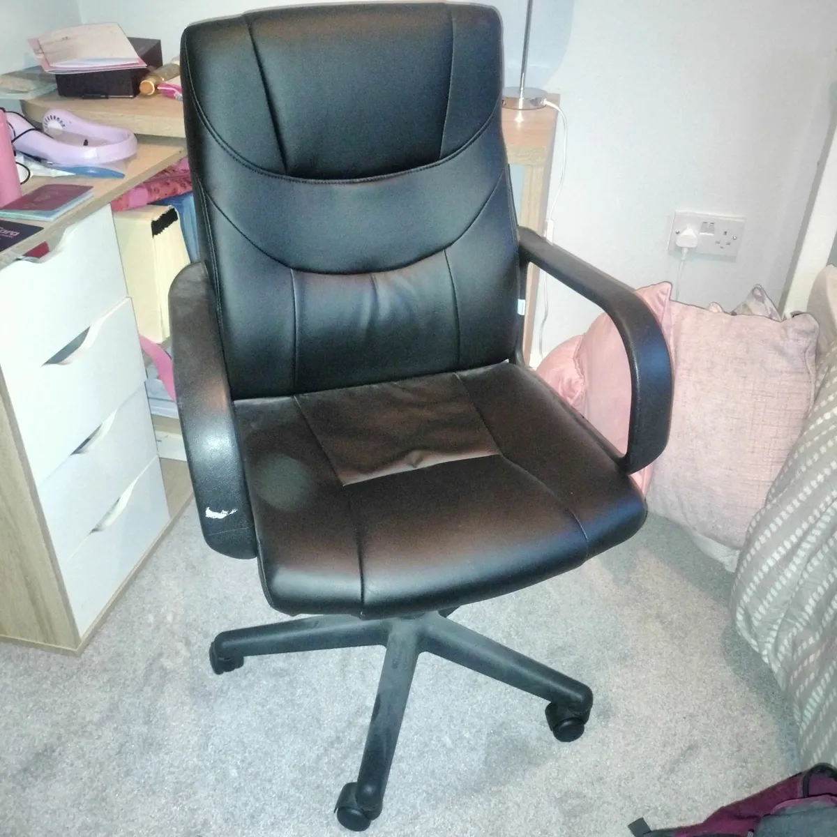 Desk/gaming chair - Image 1