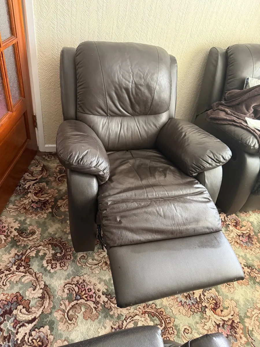 Sofa & 2 recliner chairs - Image 2