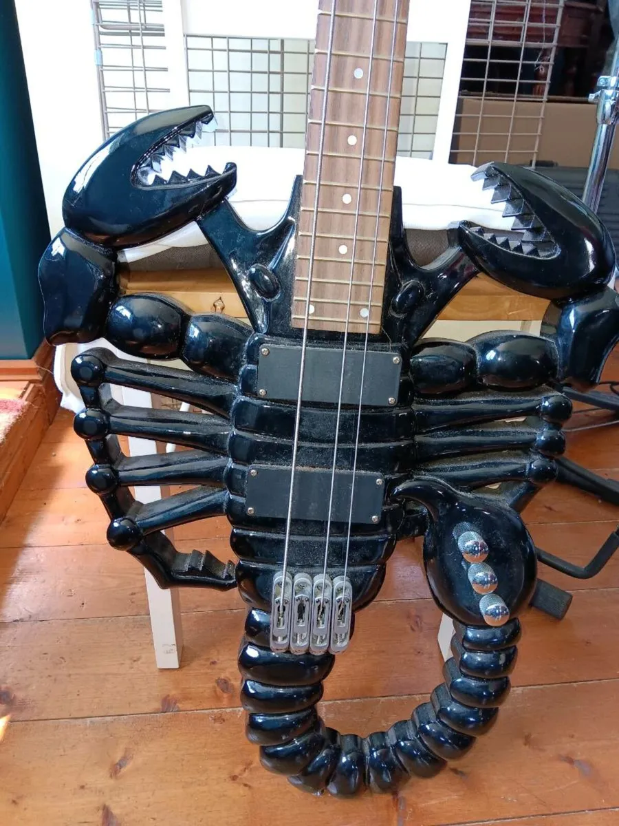 Electric bass guitar - Image 3