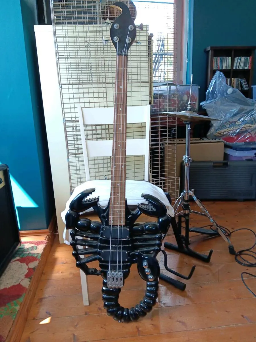 Electric bass guitar - Image 1