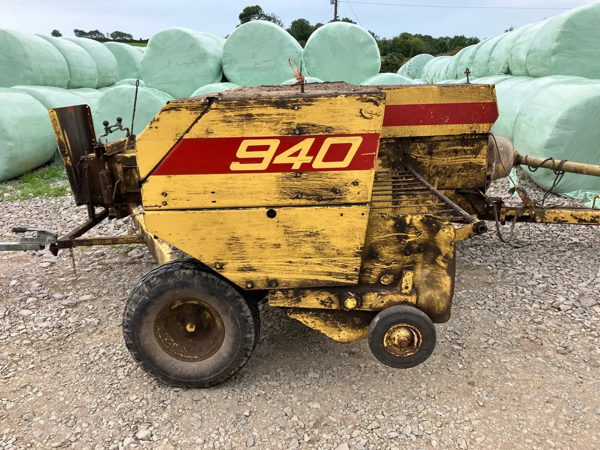 New Holland 940 square baler and sleigh - Image 1