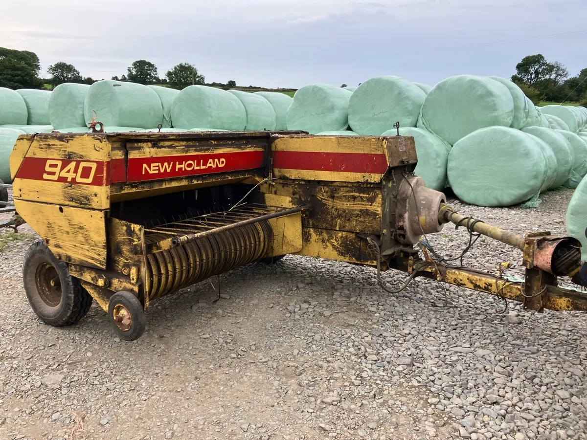 New Holland 940 square baler and sleigh - Image 2
