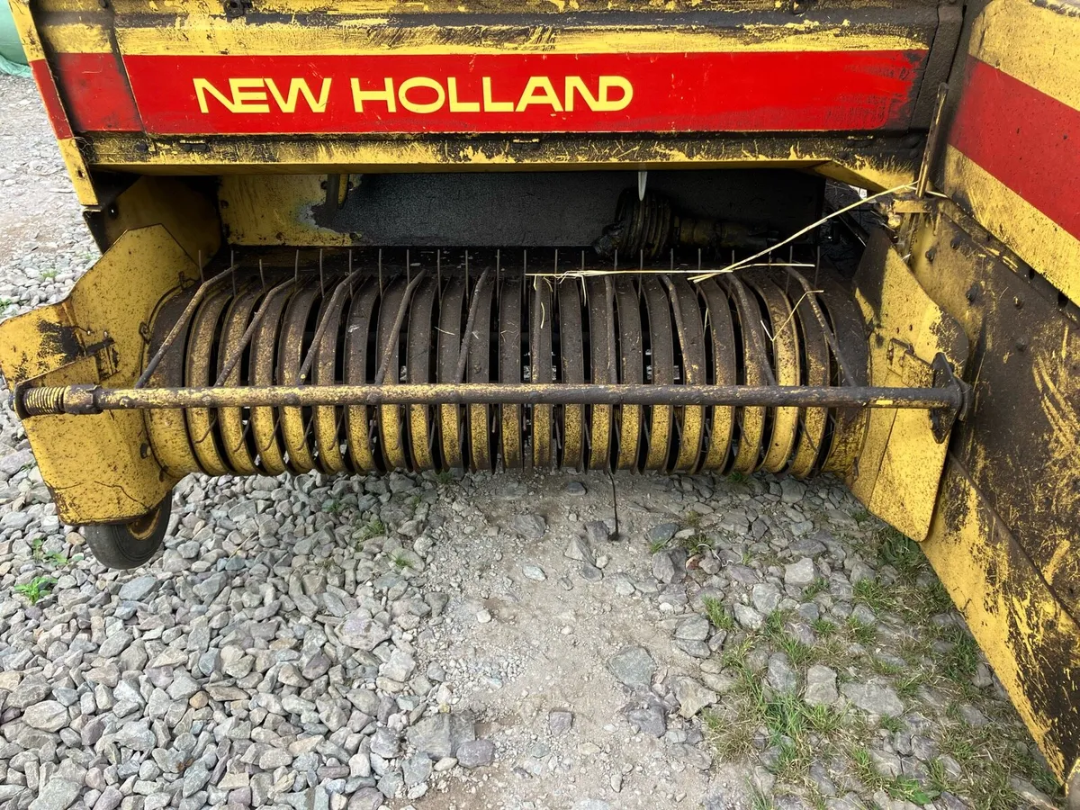 New Holland 940 square baler and sleigh - Image 3