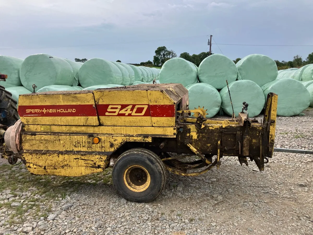 New Holland 940 square baler and sleigh - Image 4
