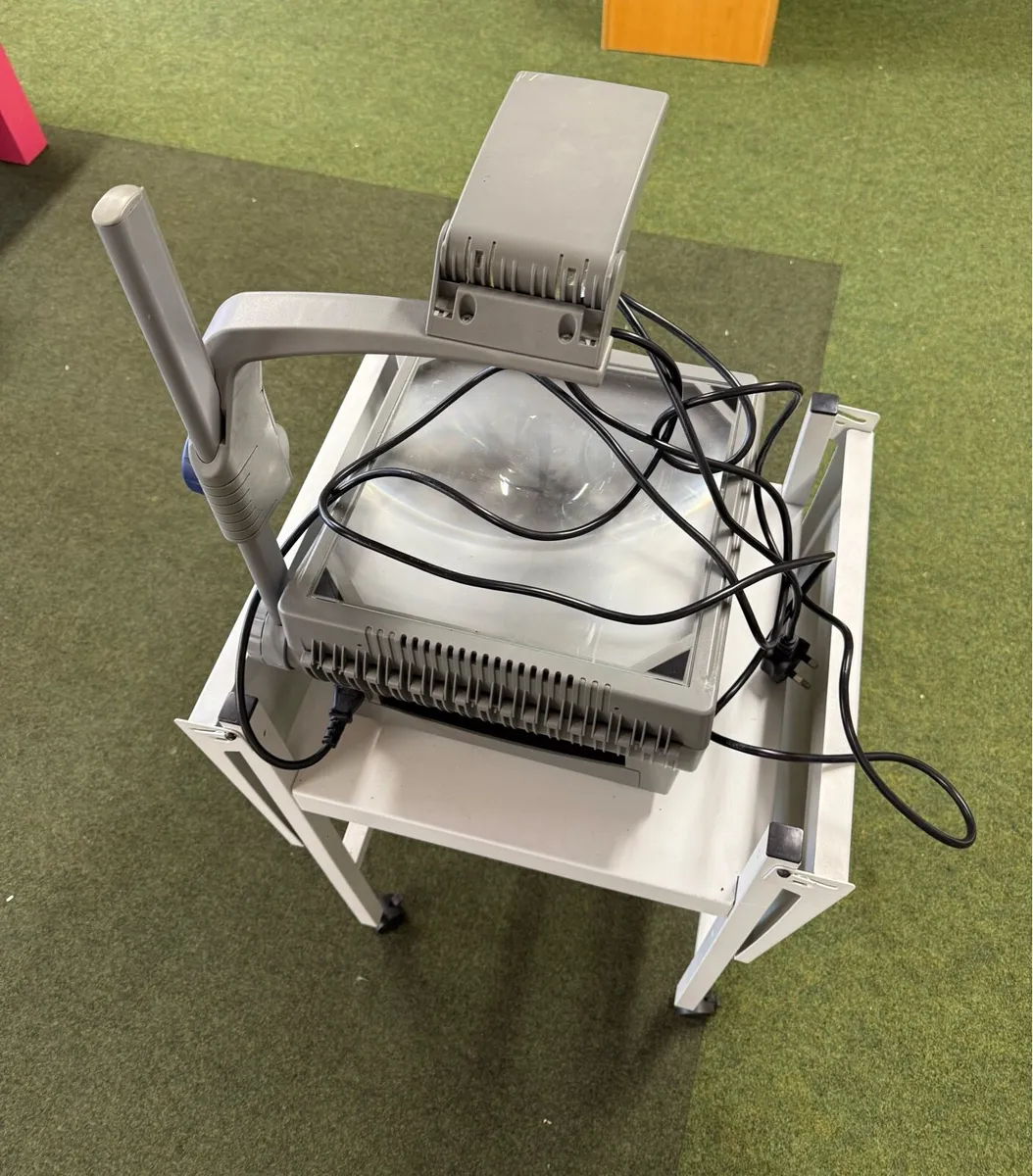 Nobo Quantum Overhead Projector & Trolley - Image 4