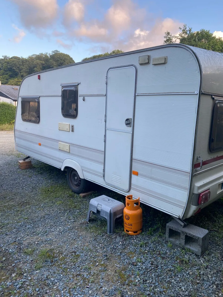 Lunar Premiere Caravan 4 Berth - Image 2