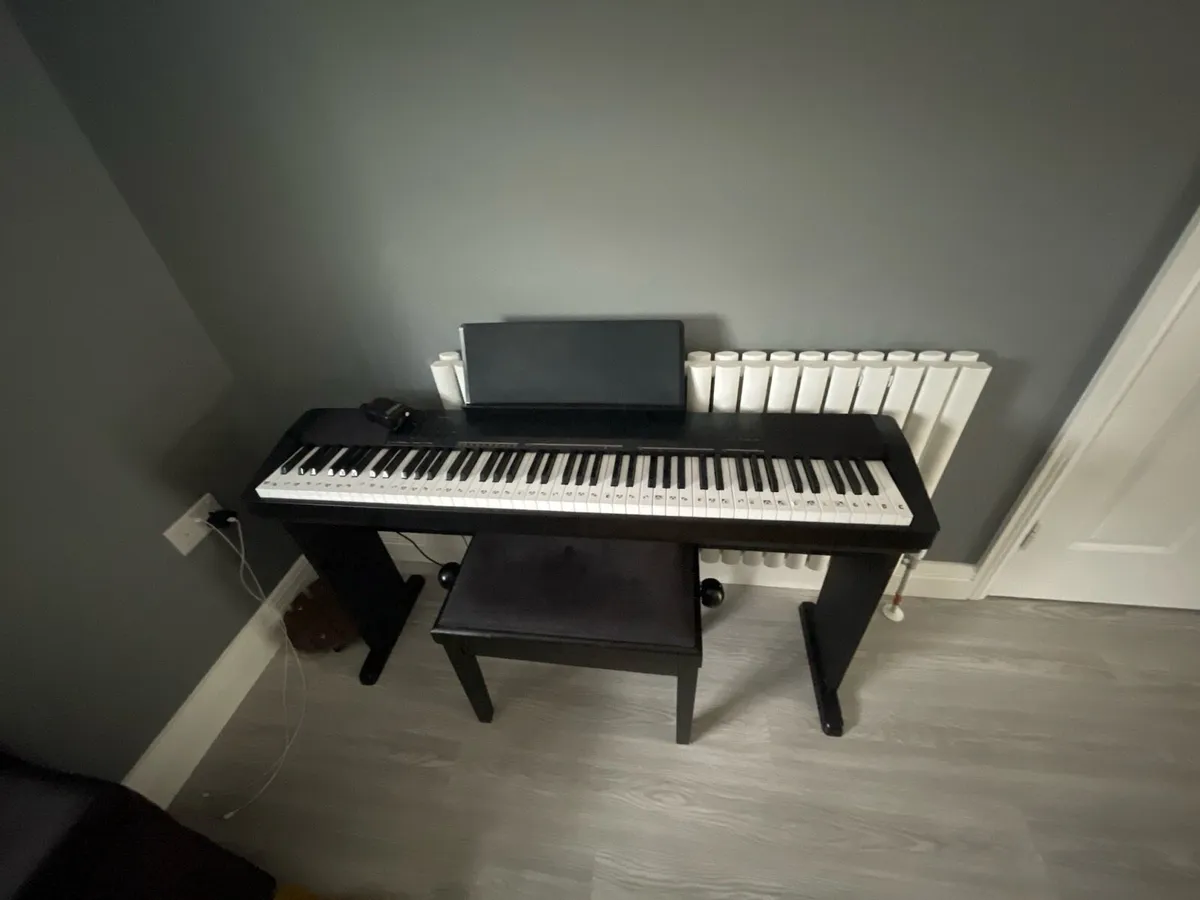 Keyboard with pedal and stool - Image 1