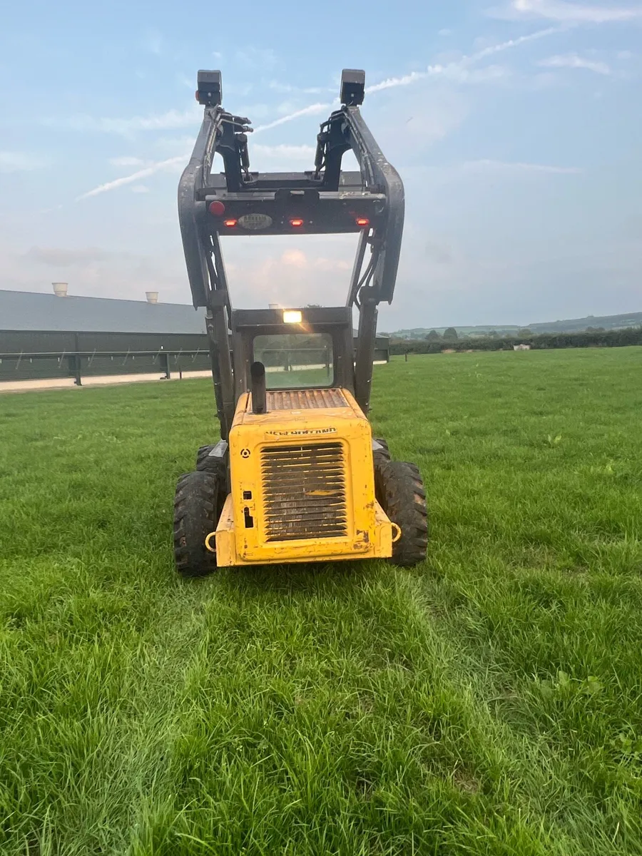 New Holland LS180 skidsteer - Image 2