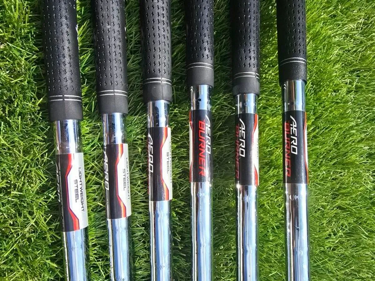 Full set of clubs - Taylor Made Aeroburner Irons (5I - 9I), Tour Edge Lift Off Woods (3W, 5W) and Yonex Cyberstar putter. - Image 2