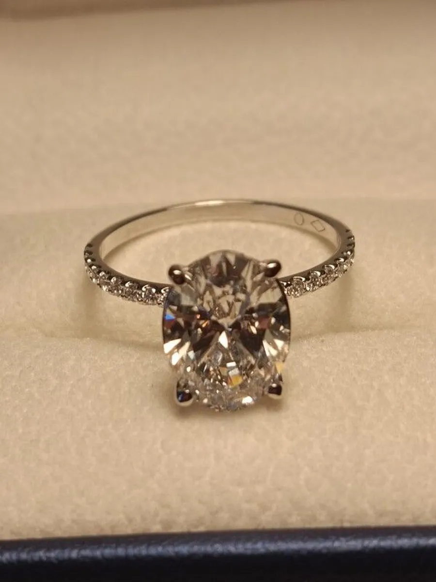 14ct White Gold 3.2 carat Oval Brilliant cut Diamond Solitaire Ring - Image 1