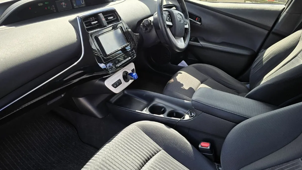 Toyota Prius 2016 Hybrid - Image 2