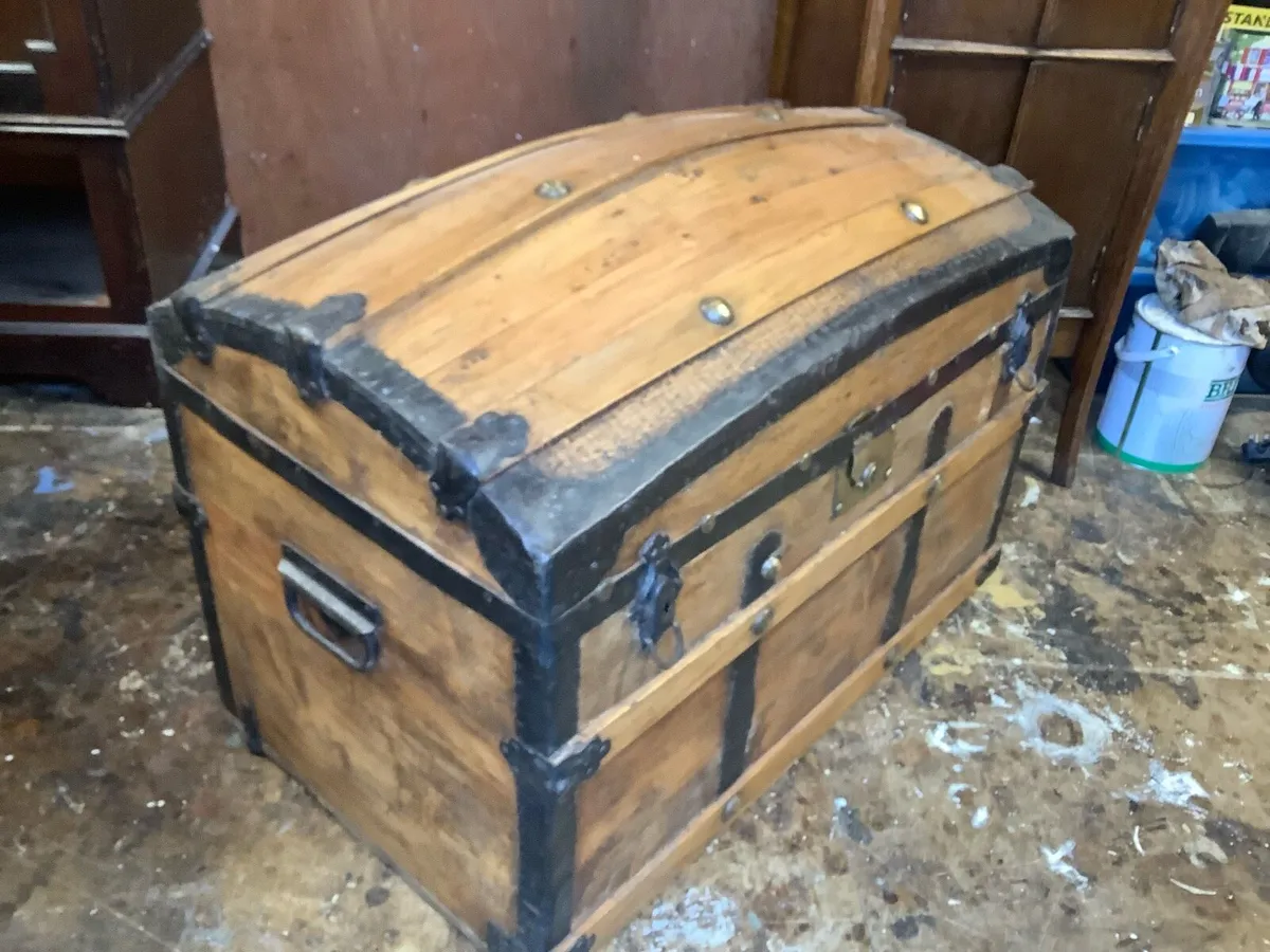 Antique treasure chest - Image 1