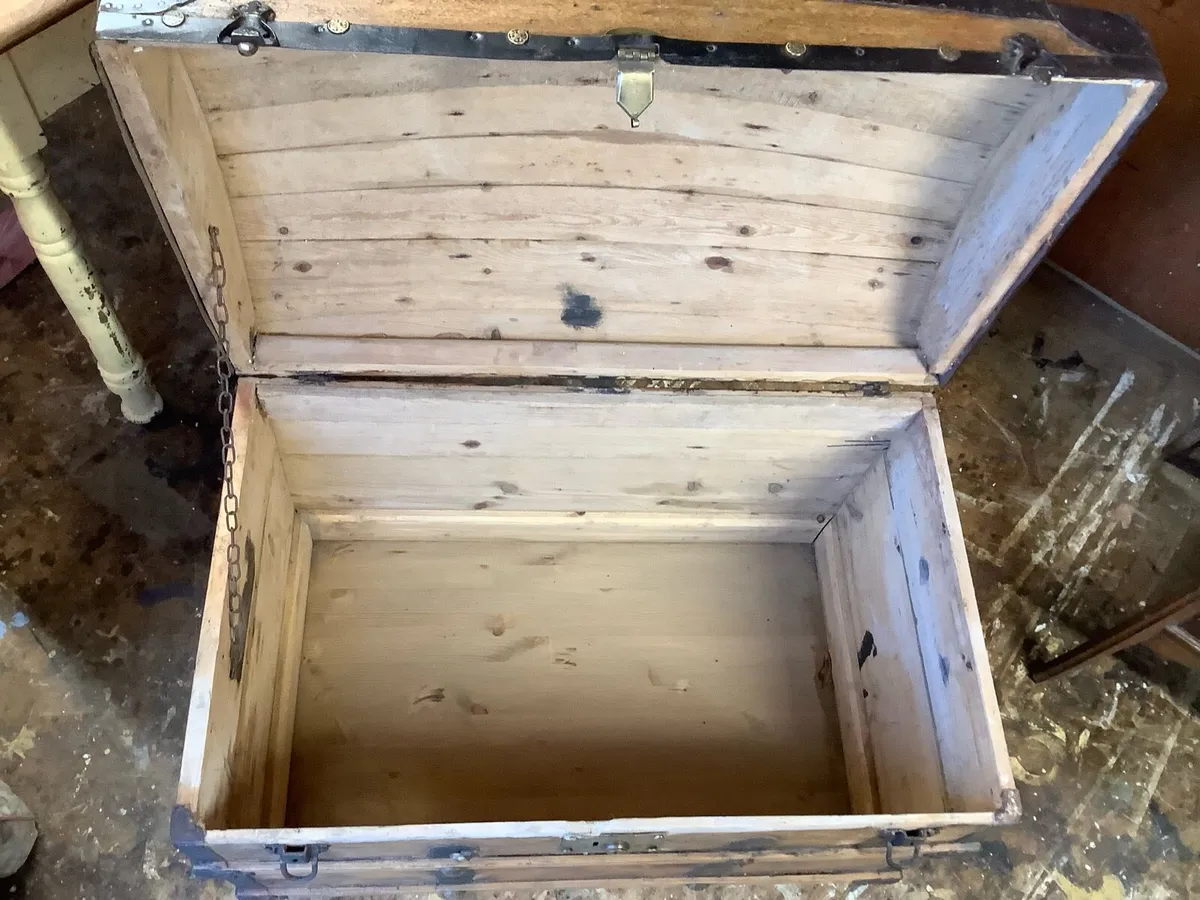 Antique treasure chest - Image 3