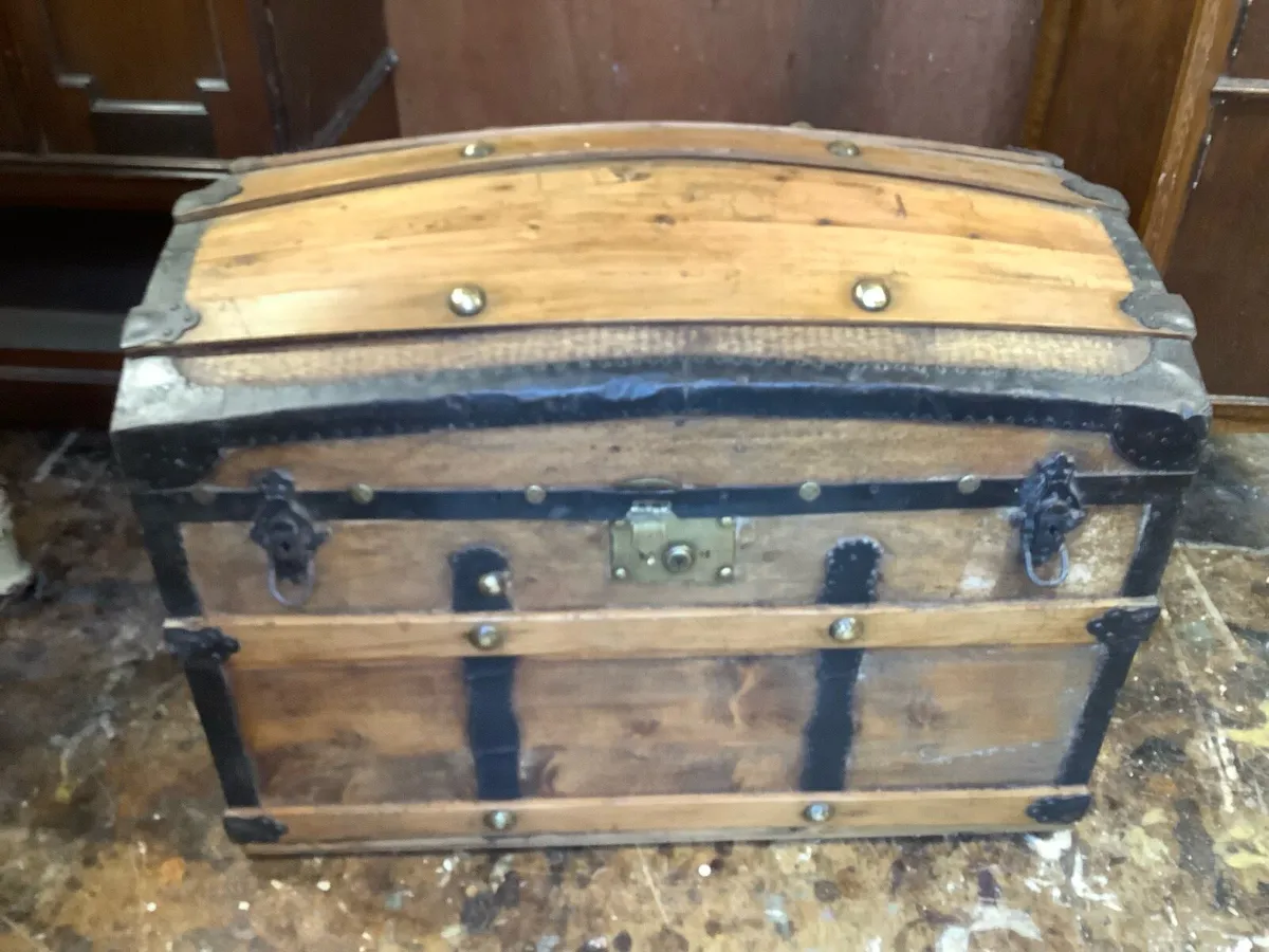 Antique treasure chest - Image 4