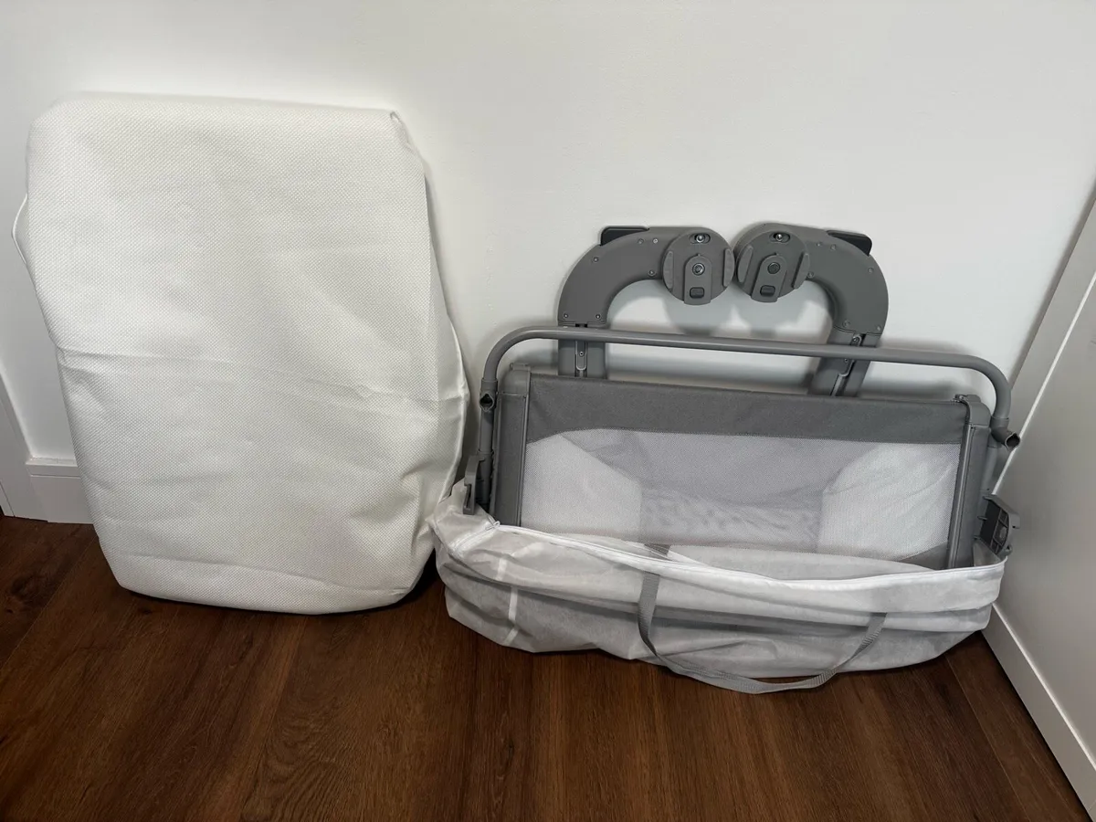 Chicco Next2Me Magic Evo Bedside Crib in Grey - Image 2