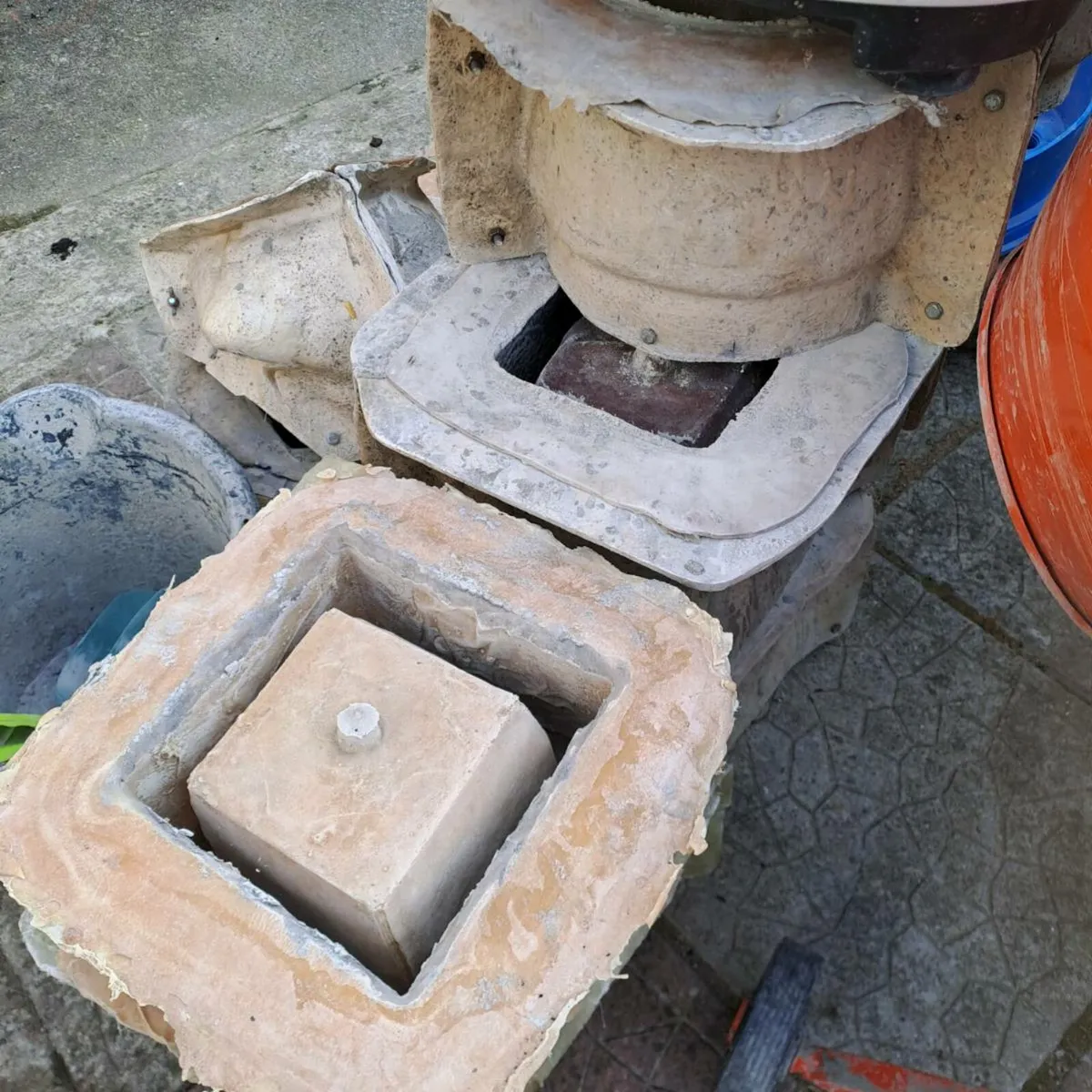 Cement moulds planters - Image 4