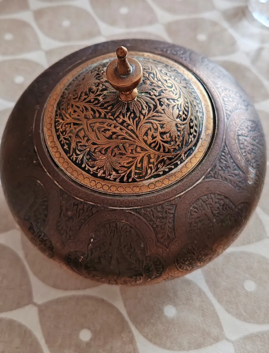 Vintage decorative pot - Image 1