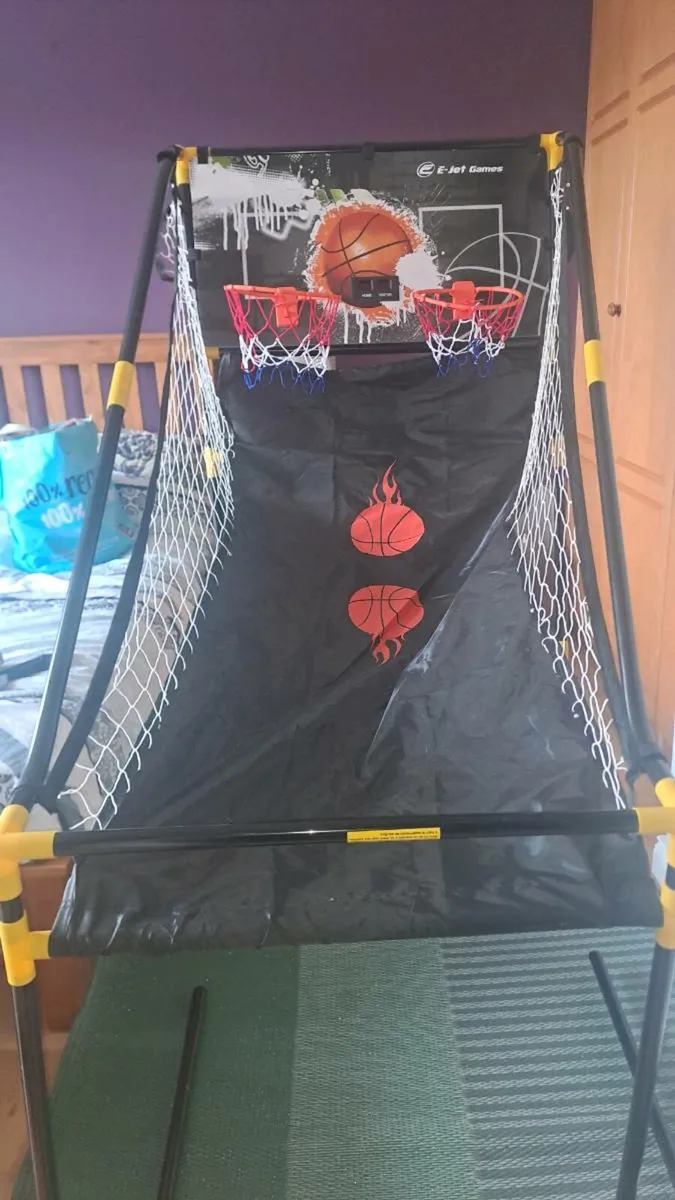 Basketball game - Image 1